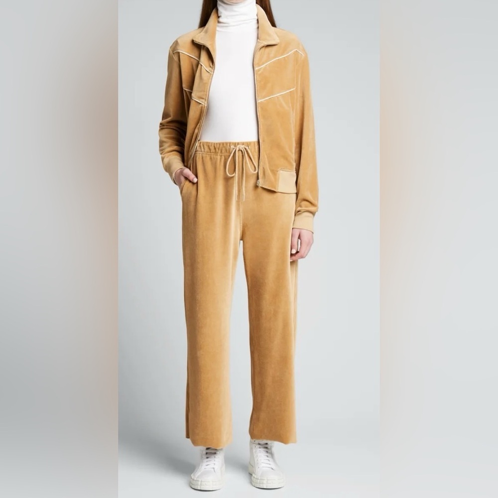 NWOT NILI LOTAN
Daphne Velour Wide-Leg Sweatpants in camel color